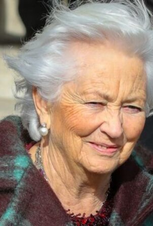 الملكة بولا تعاني من كسر في العظم بعد سقوطها أرضا