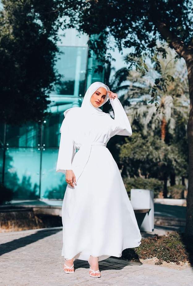 إطلالات أنيقة باللون الأبيض للمحجبات من وحي دلال الدوب!