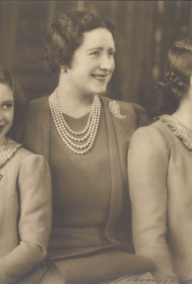 ملكة بريطانيا تنشر صورة نادرة لها مع والدتها وشقيقتها الأميرة مارغريت