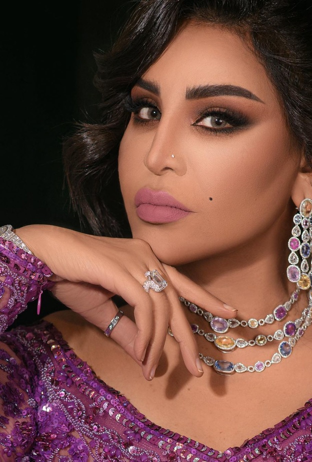 الفنانة أحلام تواكب صيحة جمالية جريئة في احدث إطلالاتها