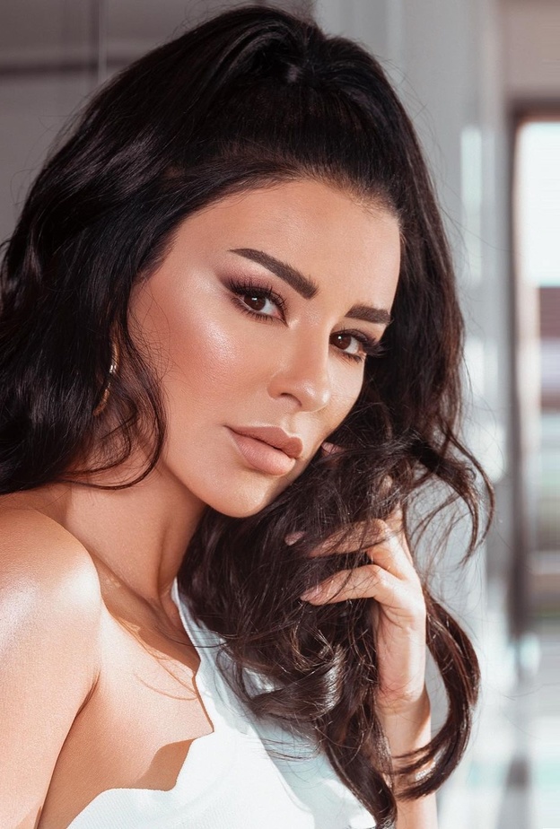 صور أجمل النجمات الأمهات اللبنانيات وأسرار إطلالاتهن الجمالية