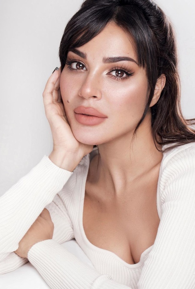 تسريحات شعر مع الغرة الامامية المالسة بأسلوب نادين نجيم باحدث اطلالة لها