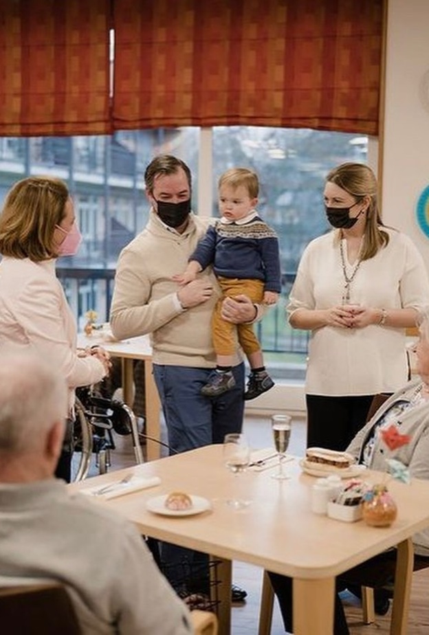 الأمير غيوم والأميرة ستيفاني يزوران دارا للمسنين