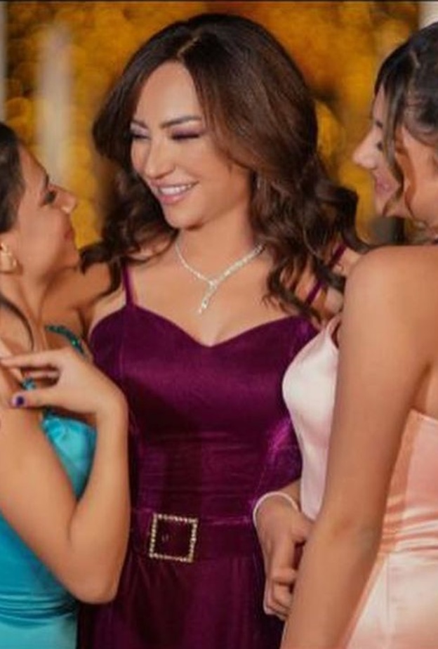 أمل عرفة بلقطات مميزة مع ابنتيها اللتين أصبحتا بعمر المراهقة