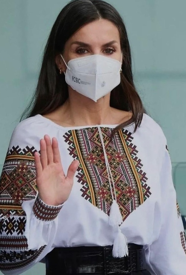 الملكة ليتيزيا تظهر دعمها لأوكرانيا بإطلالة مستوحاة من التراث الأوكراني في أحدث ظهور لها