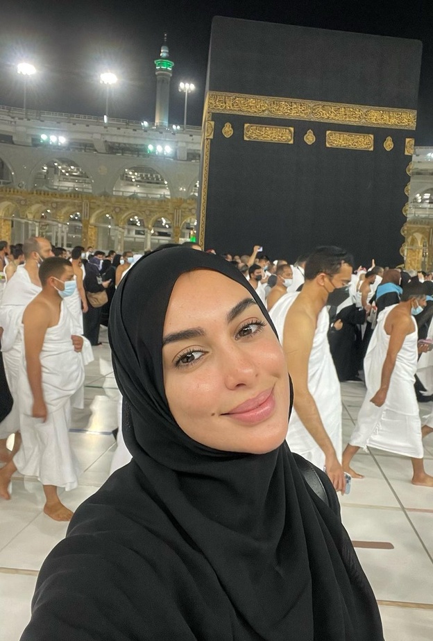 ياسمين صبري تؤدي مناسك العمرة وتظهر بالحجاب