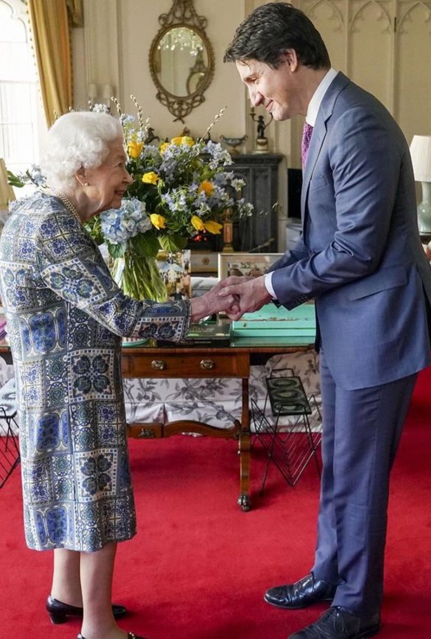 ملكة بريطانيا تستضيف أولى مقابلاتها الرسمية وجها لوجه منذ إصابتها بعدوى كورونا