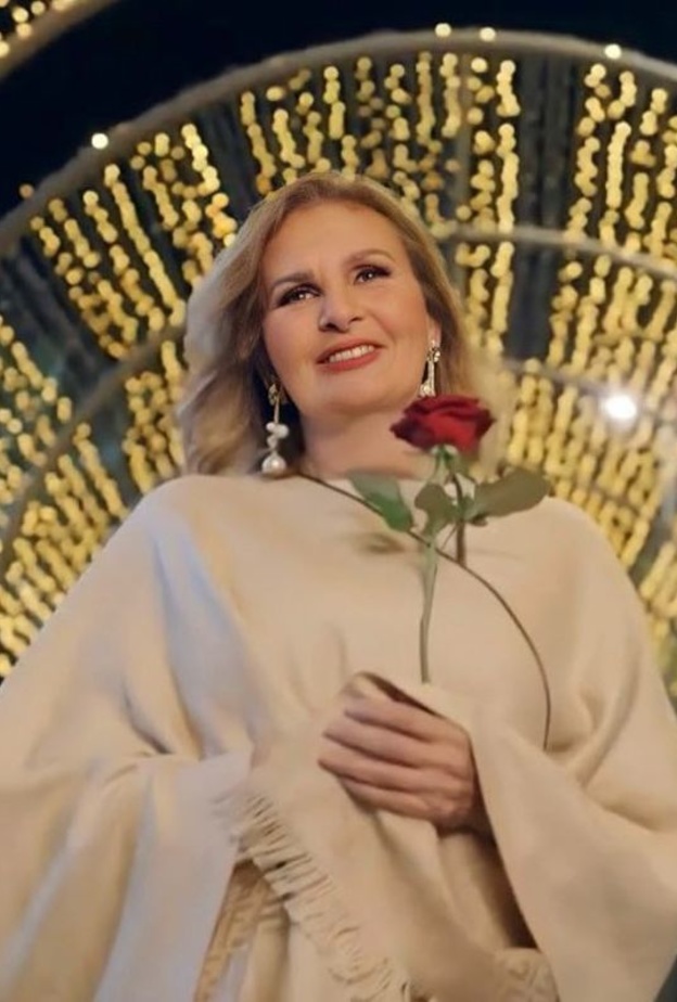 الفنانة يسرا