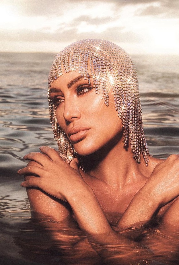 مايا دياب تعتمد أحدث صيحات أكسسوارات الشعر لموسم الصيف المقبل