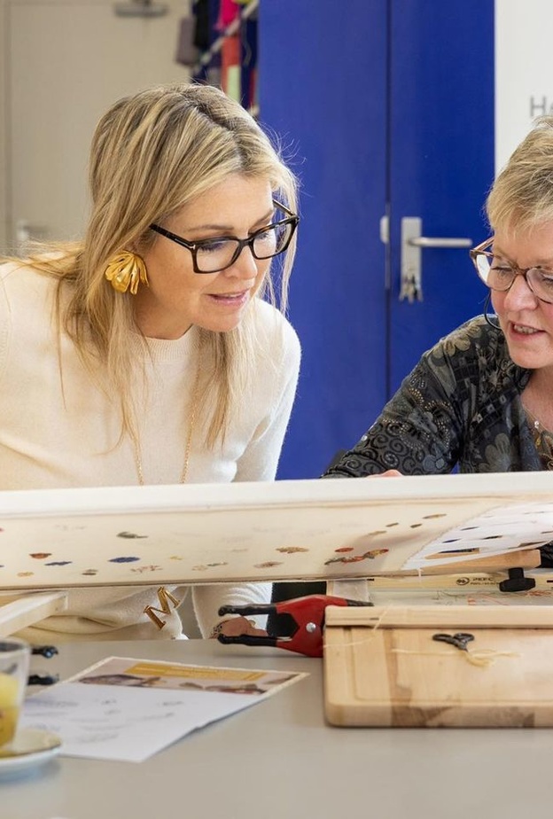  الملكة ماكسيما تشارك في فصل لتعليم التطريز بمتحف النسيج