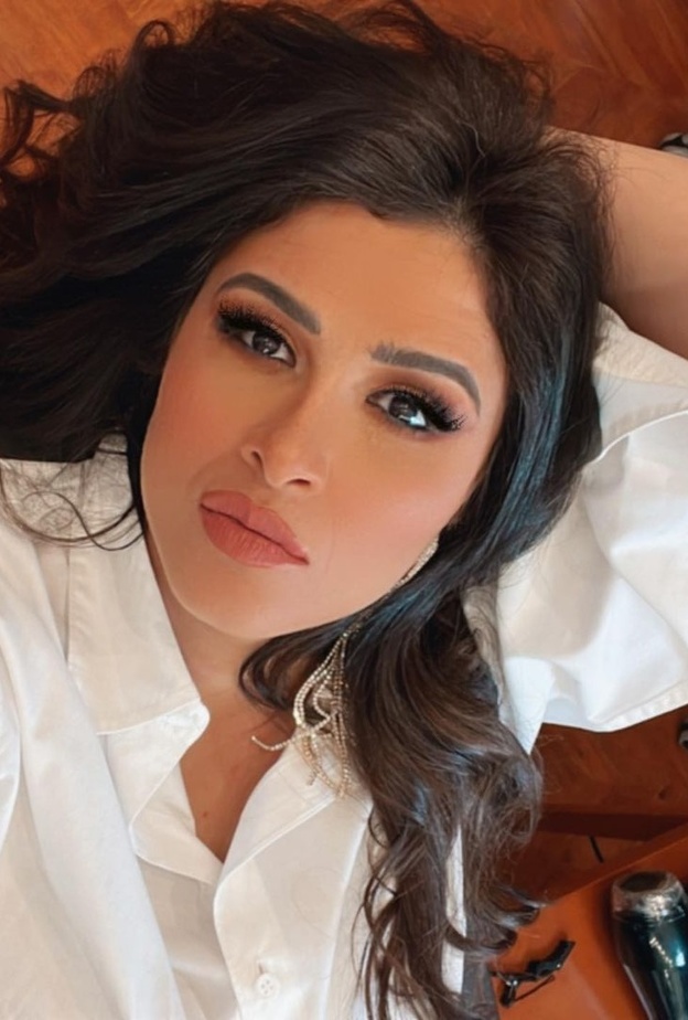 ياسمين عبد العزيز بإطلالة جمالية لافتة