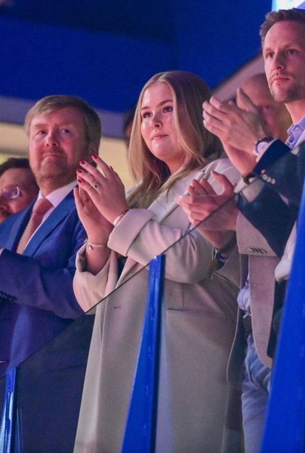 ملك هولندا وولية عهد هولندا يحضران نهائي كأس العالم للتزلج السريع