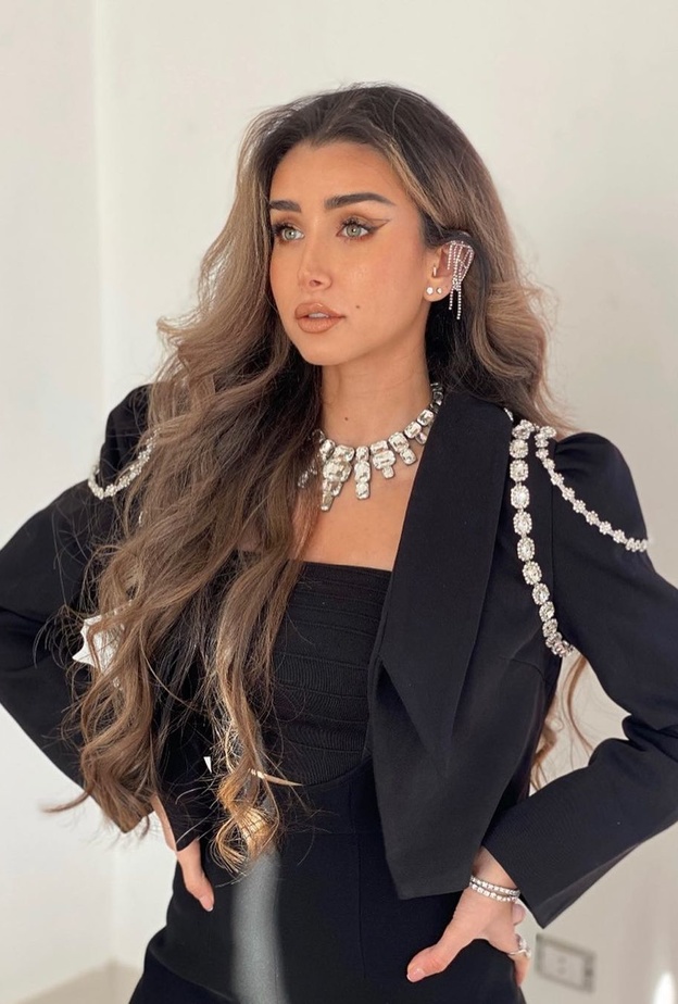 هنا الزاهد تعتمد لون شعر جديد بصيحة الهايلايت 