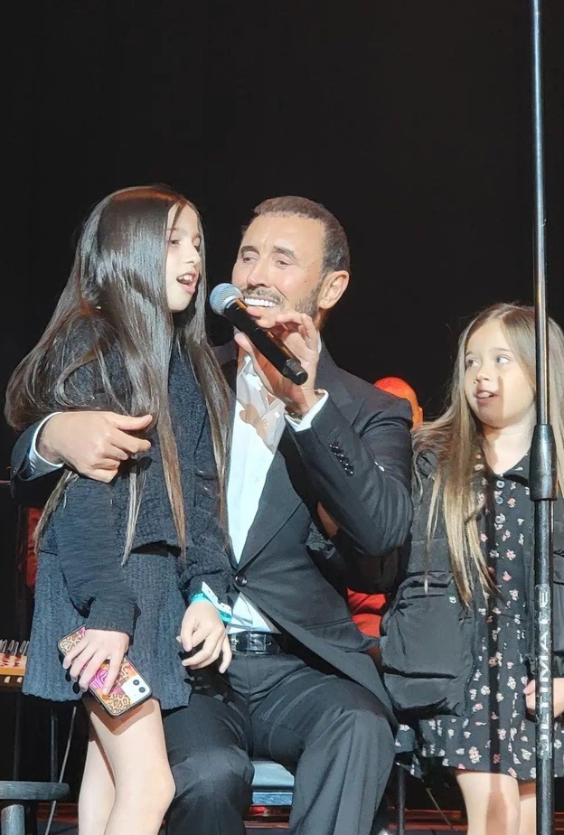 كاظم الساهر مع حفيدتيه