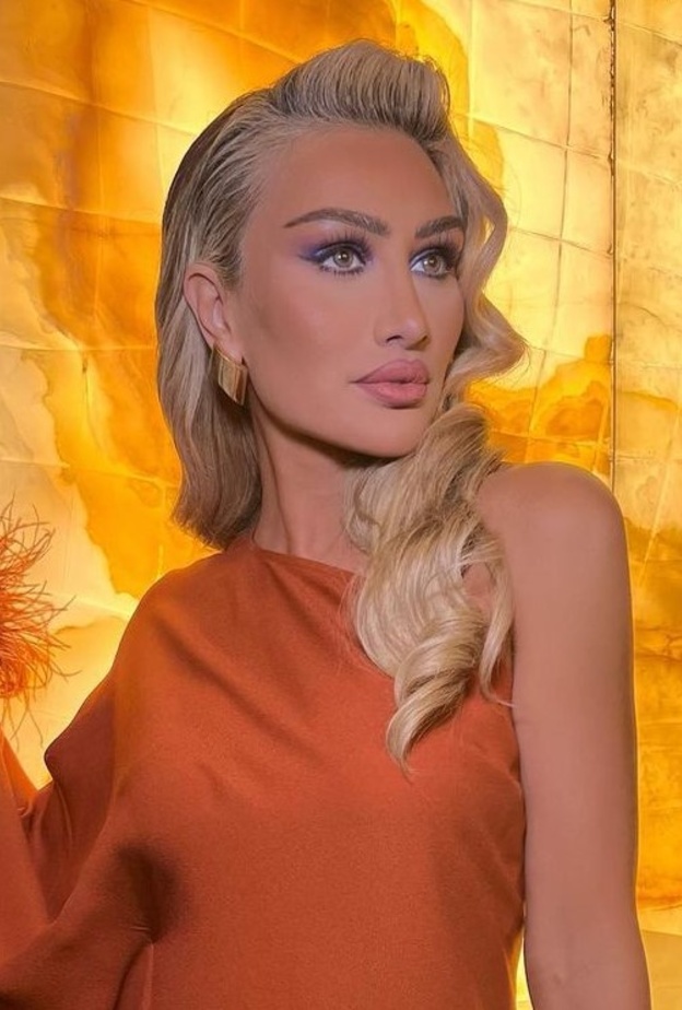 مايا دياب بإطلالة جمالية مختلفة بالمكياج الملون والشعر الريترو ..بالصور