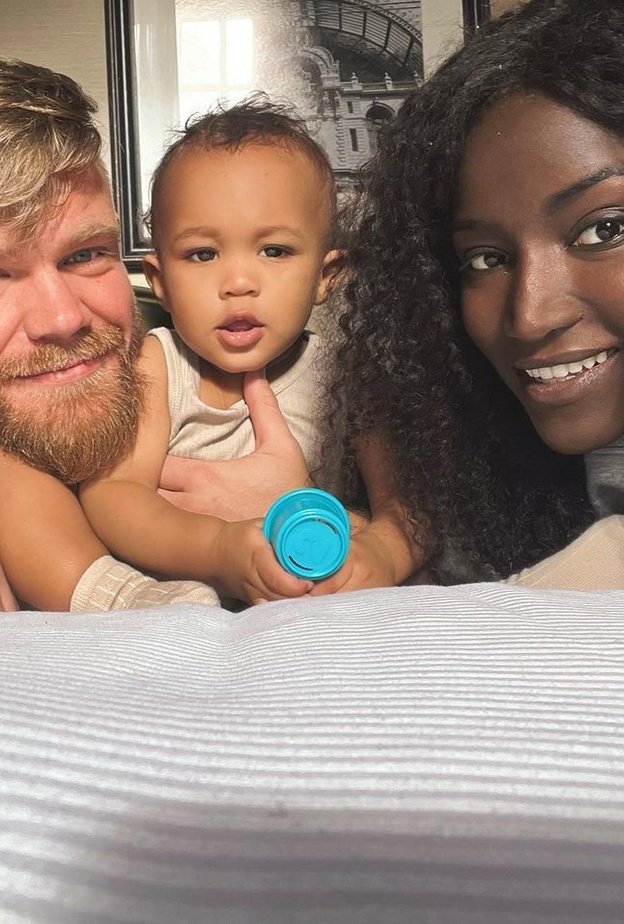 عبير سندر توثق لقطات عائلية مرحة برفقة زوجها وطفلهما 