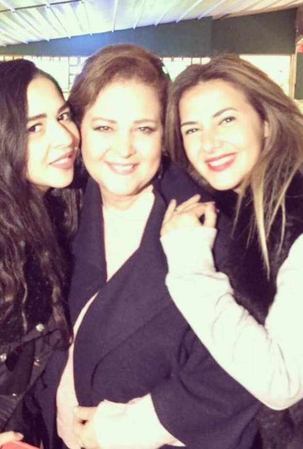 دنيا سمير غانم وشقيقتها آيمي برسائل وصور مؤثرة بأول عيد لهما بدون أم 