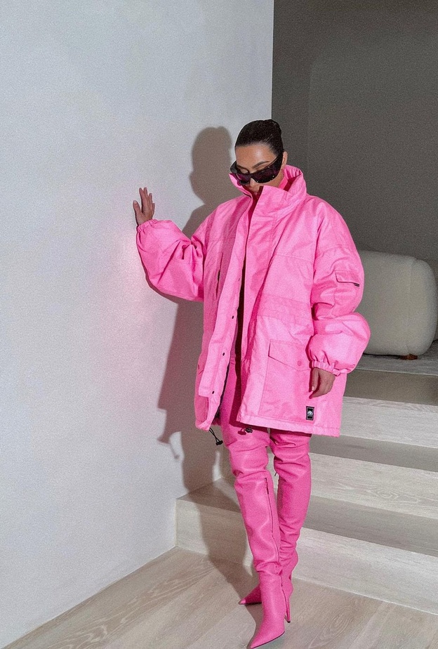 صور كيم كارداشيان تستقبل الربيع بإطلالة جريئة مشعة باللون الفوشيا