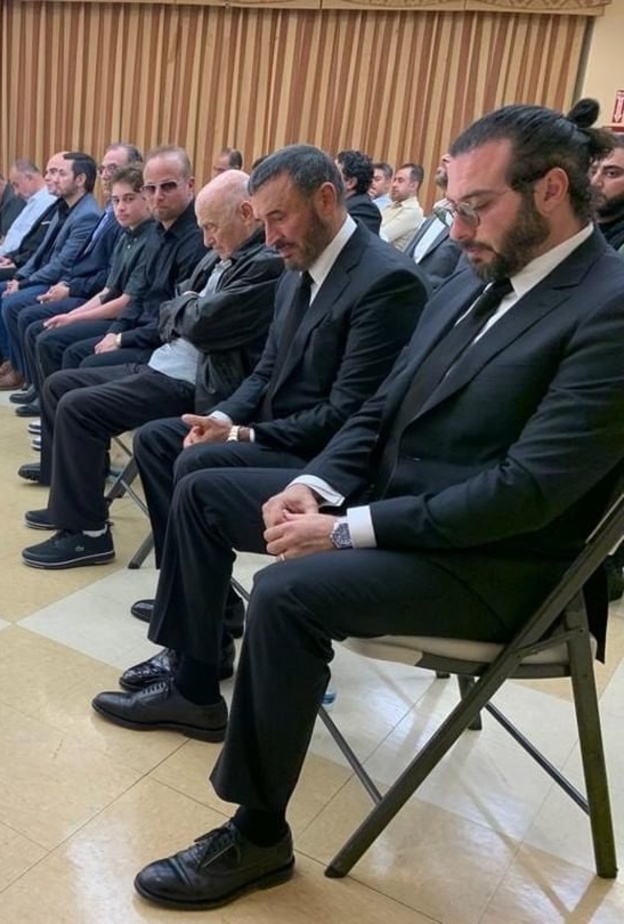 كاظم الساهر يقيم عزاءً لزوجته السابقة في أميركا بمشاركة نجله وسام