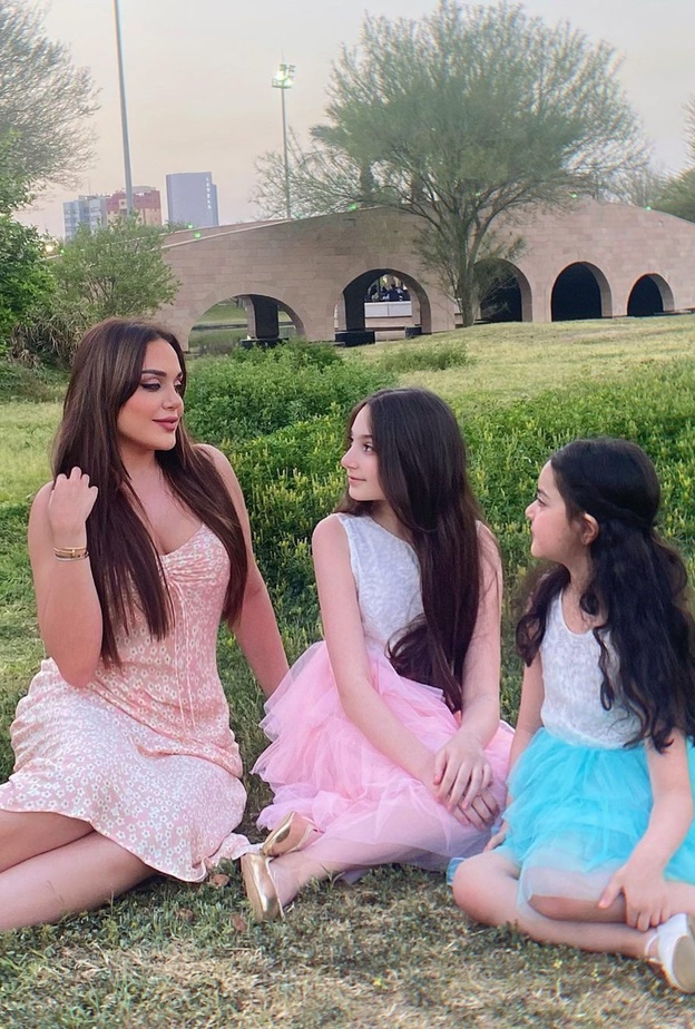 ابنة هيفاء وهبي تحتفل مع طفلتيها بعيد الأم بلقطات مرحة 