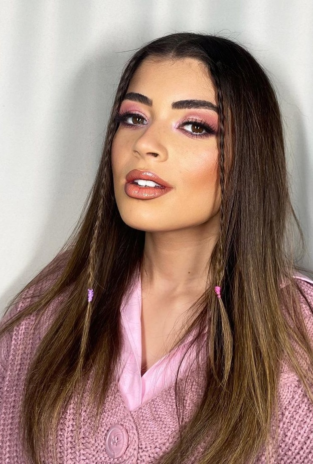 ليلى زاهر بـ نيو لوك عصري بالمكياج الوردي وتسريحة شعر مميزة