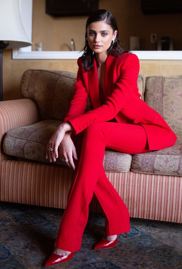 بالصور أناقة تايلور هيل بموضة اللون الأحمر في أحدث إطلالة لها