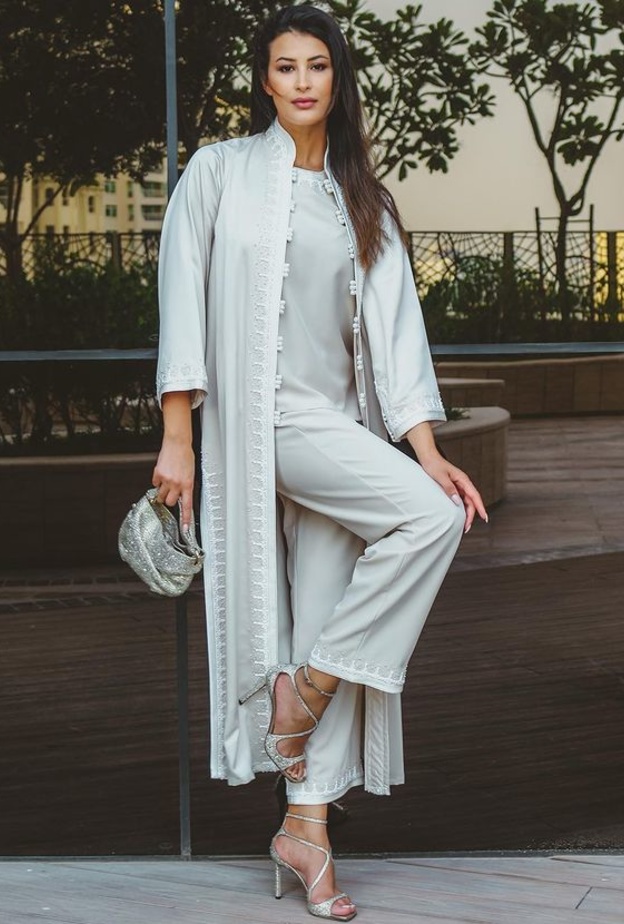 ريم السعيدي بإطلالة باللّون الأبيض كاملة من Jimmy Choo