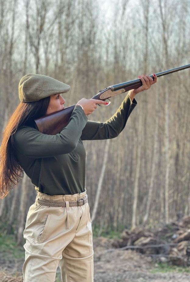 ياسمين صبري تستمتع برحلة صيد بإجازتها في بريطانيا ..شاهدوا مهارتها