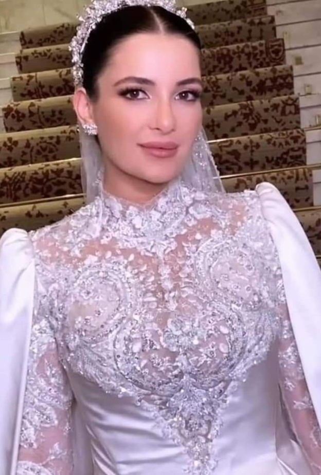  شام الذهبي تتألق بإطلالة ناعمة أبرزت جمالها الطبيعي في حفل زفافها 