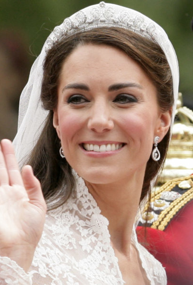 تصاميم أقراط الألماس لعروس 2022