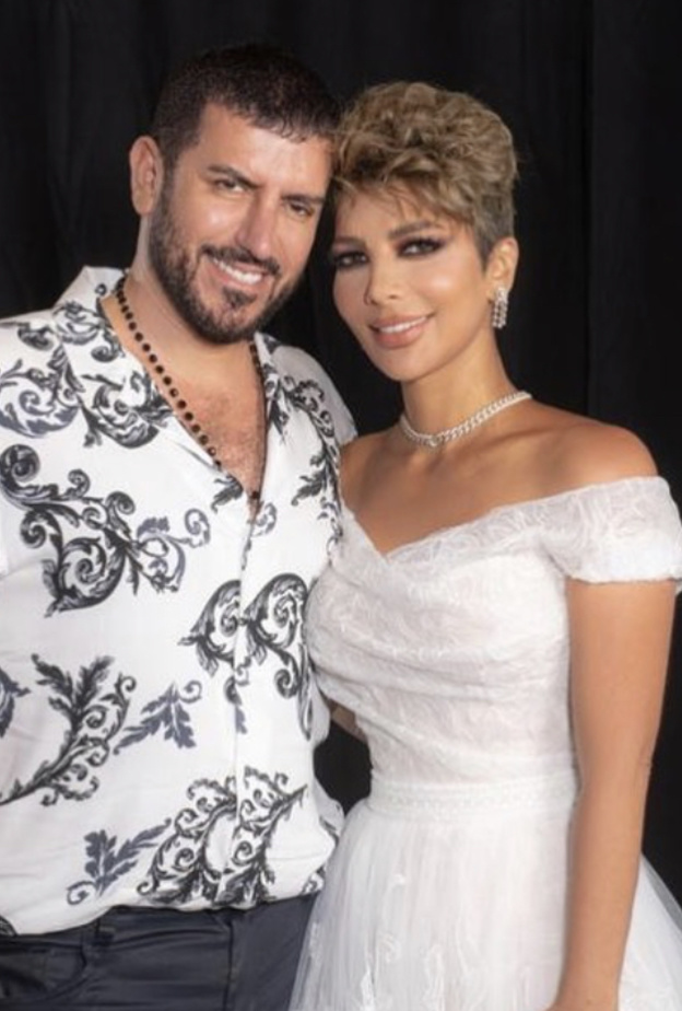 فائق حسن يدلل زوجته أصالة نصري في كواليس حفلها بالكويت