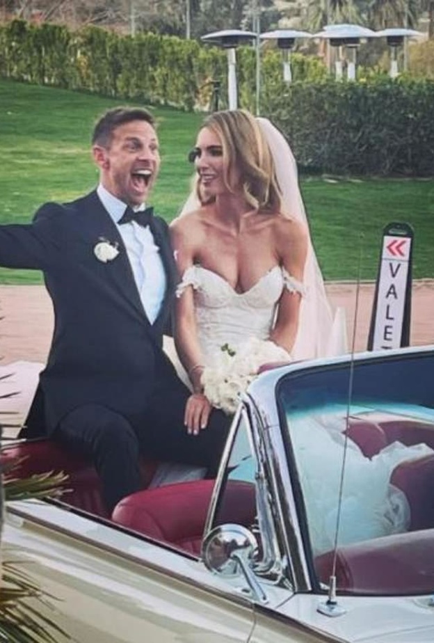 سائق سباقات السيارات جنسون باتون يتزوج عارضة الأزياء بريتني