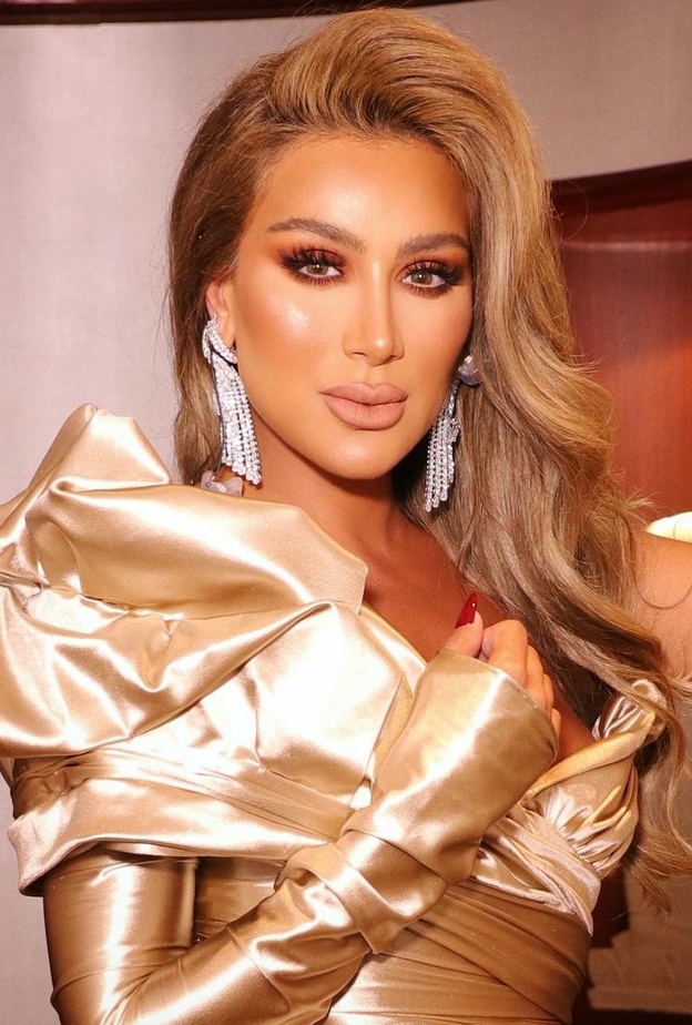 أجمل تسريحات شعر مايا دياب بأسلوب الريترو لسهرات ربيع 2022