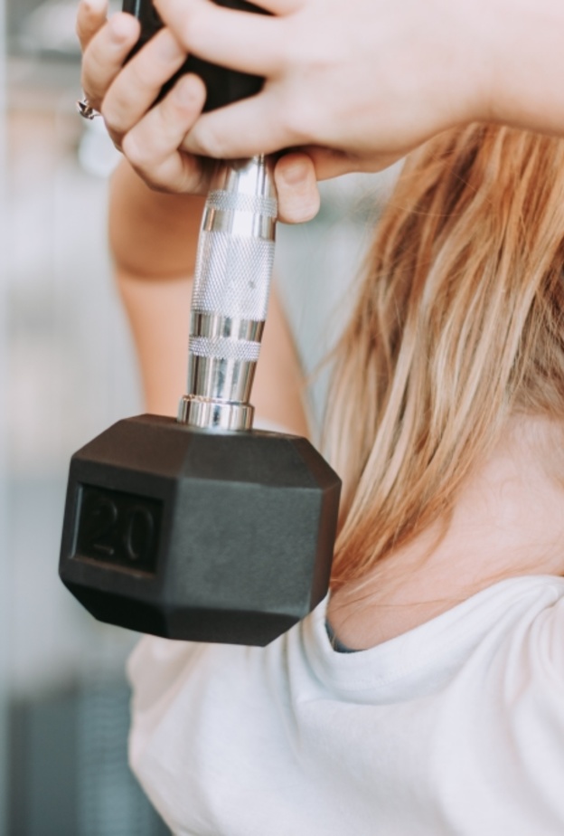 7 تمارين رياضية فعالة للمرأة لتقوية عضلات الذراعين في المنزل