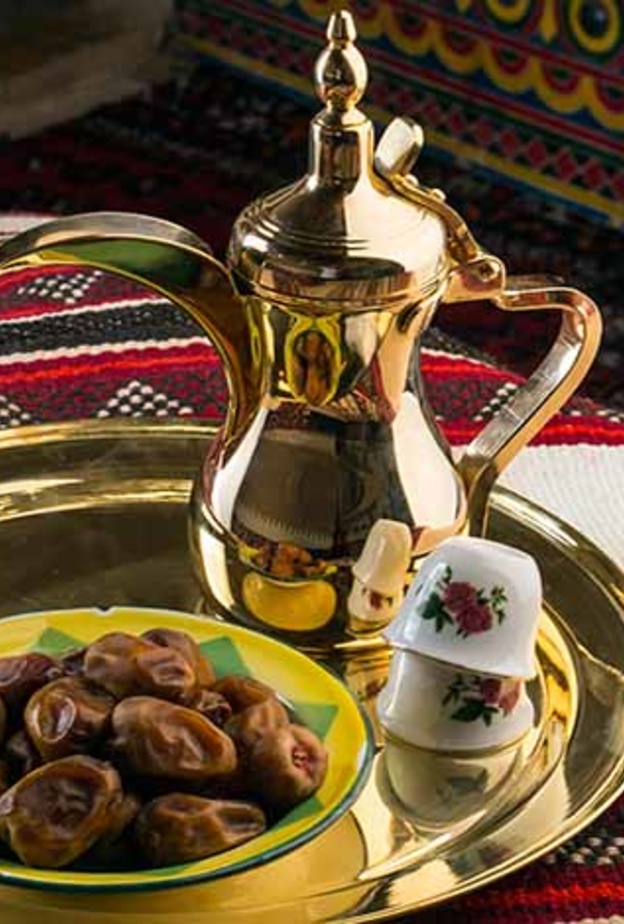 القرية النجدية.. تجربة تراثية ساحرة لتناول الطعام السعودي الأصيل