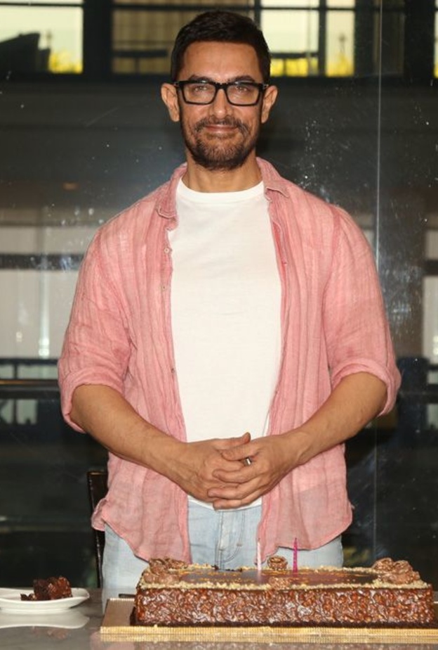 عامر خان يحتفل بعيد ميلاده مع وسائل الإعلام 