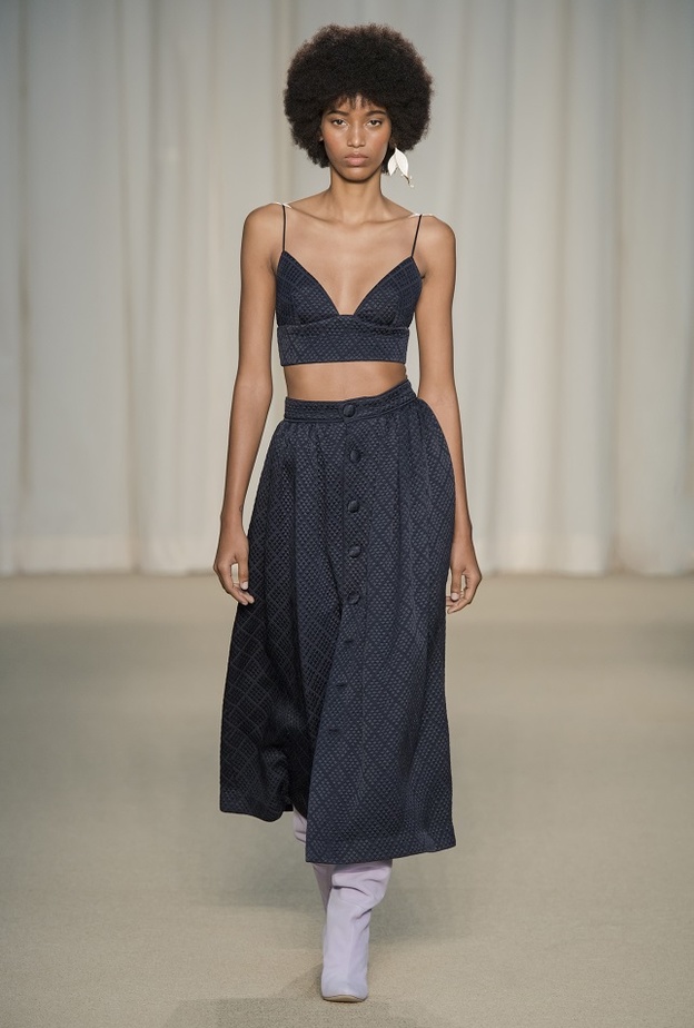 أبرز إطلالات اللّون الكحلي من مجموعات من ربيع وصيف 2022