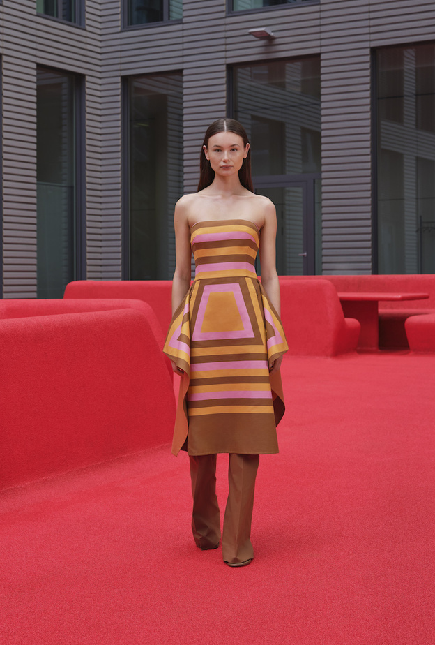 أفكار لتنسيق الفساتين مع البناطيل موضة ربيع 2022