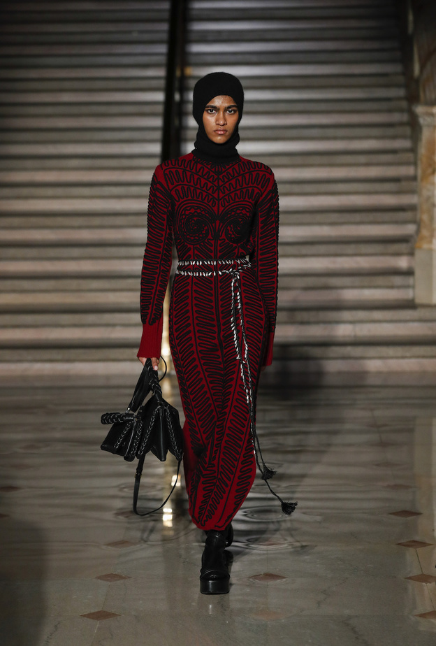 فساتين عصرية للصبايا المحجبات موضة 2022 من اسبوع نيويورك