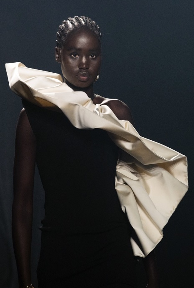 صيحات ربيع وصيف 2022 اللاّفتة أبرزها الياقة العريضة غريبة التصميم من Az Factory