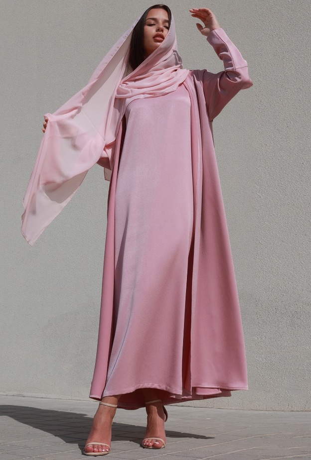 الدرجة الفاتحة والمرهفة من اللون الزهري بعباية أنيقة من Hessa Binsuwaidan