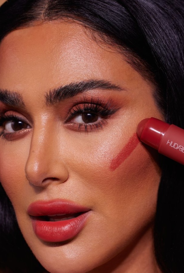 أبرزي خدّيك بكلّ جرأة مع أول إصبع بلاش على الإطلاق من Huda Beauty!
