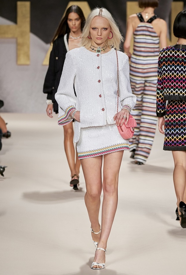 تنسيق إطلالة أنيقة للصيف بأسلوب الطقم المميّز من CHANEL