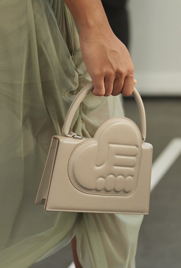 أكسسوارات أنيقة بدرجات النيود أجدد إطلالات ربيع 2022