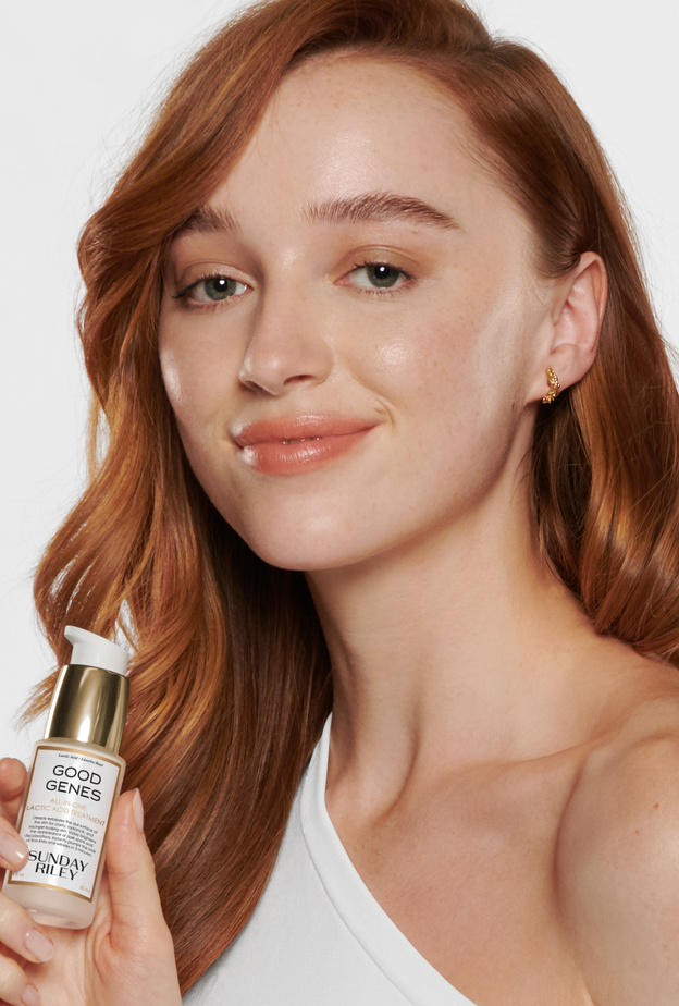 العلامة الرائدة لمستحضرات التجميل Sunday Riley  تعلن عن شراكتها الرسميّة مع فيبي دينيفور بصفتها السفيرة الأولى للعلامة 