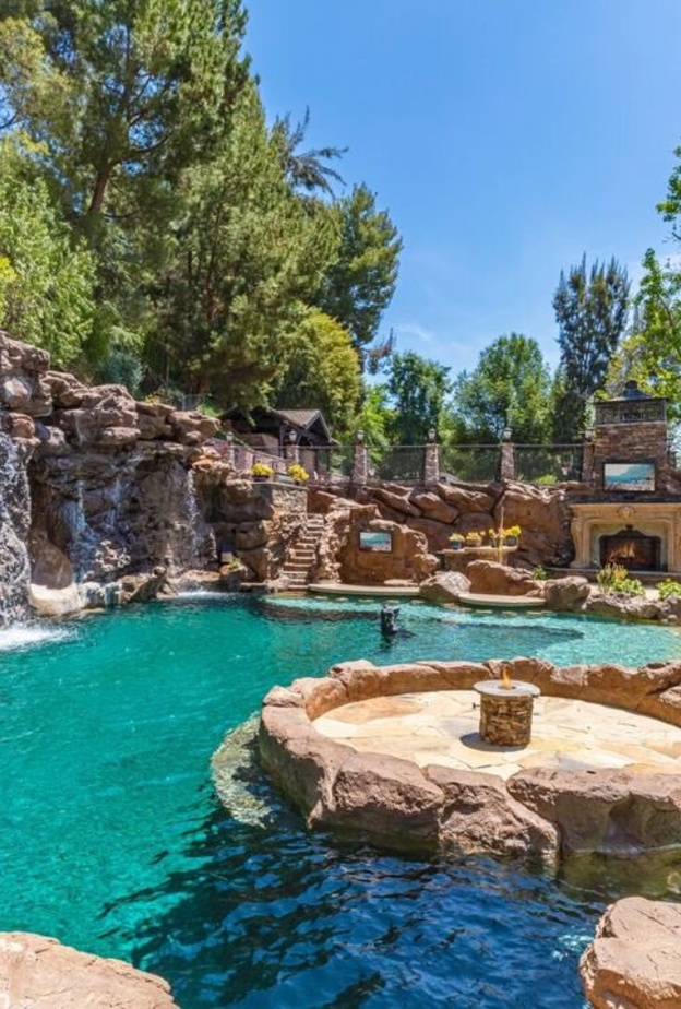 المغني درايك يعرض منزله في هيدن هيلز للبيع وبريتني سبيرز مرشحة لشرائه