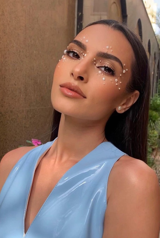 ارمن سليمان تعتمد صيحة جمالية لافتة بأحدث إطلالاتها