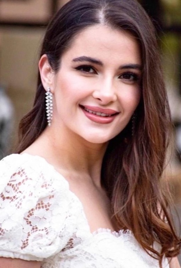  شام الذهبي تتألق بإطلالة جمالية ناعمة في حفل عقد قرانها