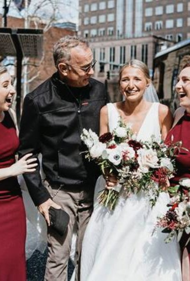  توم هانكس يفاجئ "من جديد" عروسا بالظهور غير مدعو في حفل زفافها