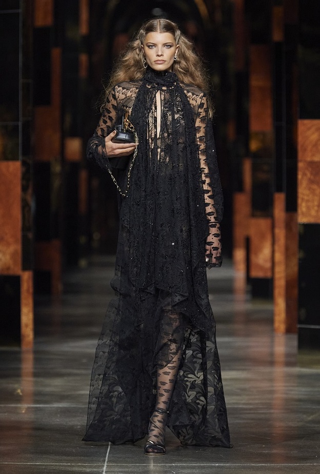 فساتين سواريه لصيف 2022 فخمة باللّون الأسود بأسلوب Fendi